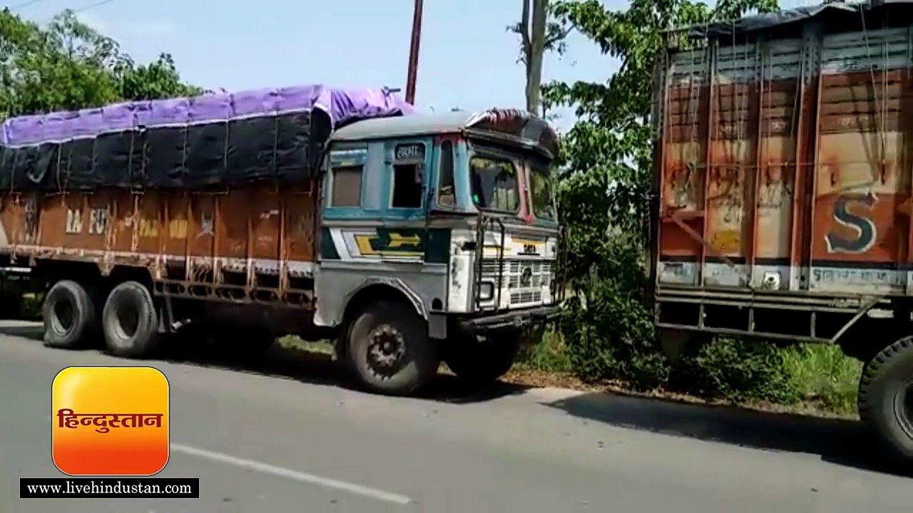 कुशीनगर के अर्जुनहा में हादसे का सबब बने खाद्यान्न लदे खड़े ट्रक