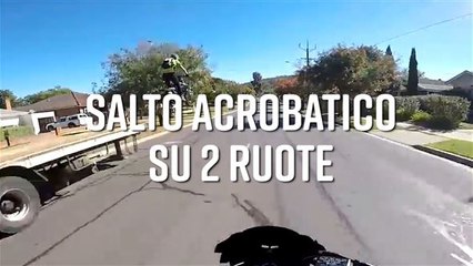 Acrobazie in moto: come in una scena di GTA