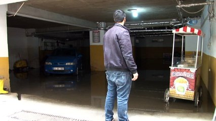 Otoparkı su bastı, araçlar mahsur kaldı