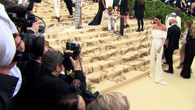 Kendall Jenner Pushes Assistant At Met Gala