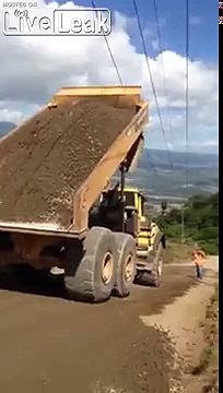 Ce camion prend feu sur les lignes électriques en plein chantier !