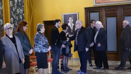 Report TV - Homazhet, artistët përcjellin me lot në sy regjisorin Luarasi