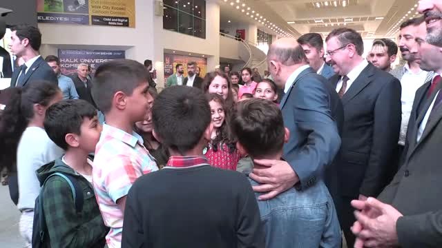 Başbakan Yardımcısı Işık, Kocaeli Kitap Fuarı'nı Gezdi