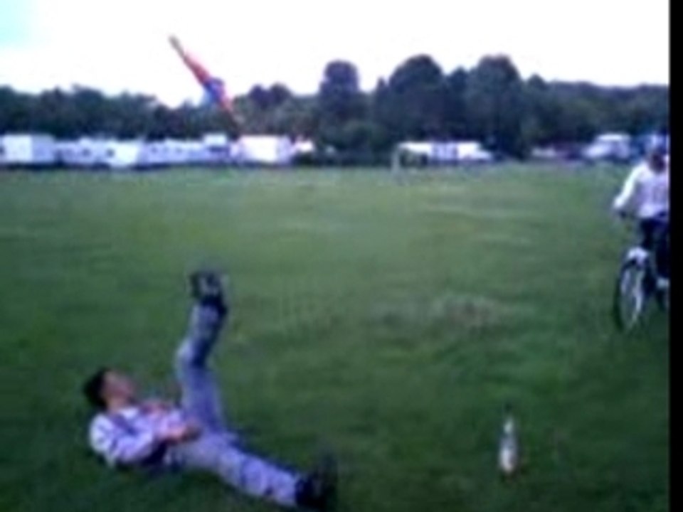 Juge se fait rouler sur la nuque par un velo