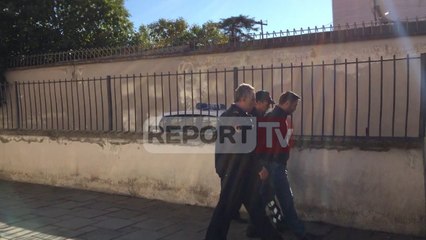 U kap me 835 mijë euro e 2 patenta të Tahirit,  Momenti kur Orest Sota del nga Gjykata e Elbasanit