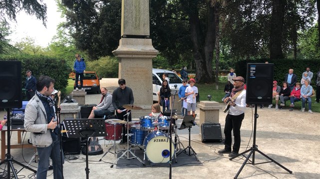 Les jeunes batteurs au jardin public