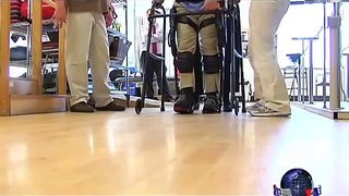 机器人服装帮瘫痪者走路；用舌头操控轮椅；美国为何出现很多新农户。