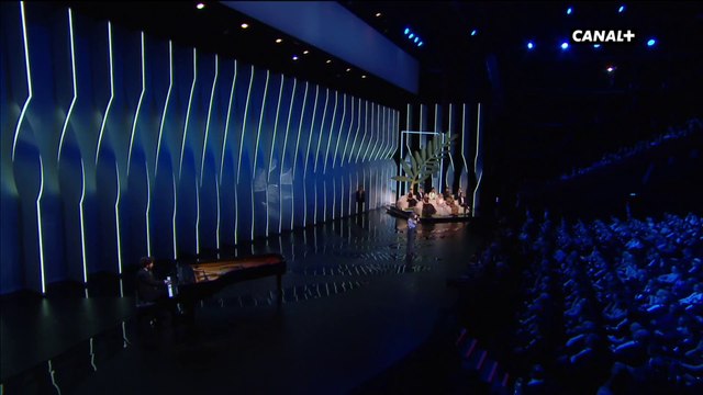 LIVE : Juliette Armanet interprète Les Moulins de Mon Cœur - Cannes 2018