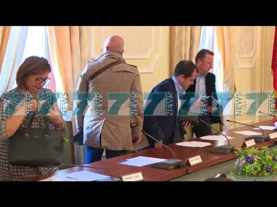 DEPUTETET E PD BRAKTISIN KOMISIONIN E LIGJEVE DHE AKUZOJNE TAHIRIN - News, Lajme - Kanali 9