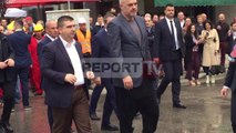 Report TV - Rama në Fier, tejkalon çdo parashikim ka veshur tuta apo brekushe?