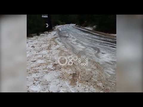 Ora News - Llogaranë nuk e keni parë ndonjëherë të jetë zbardhur kështu nga breshëri