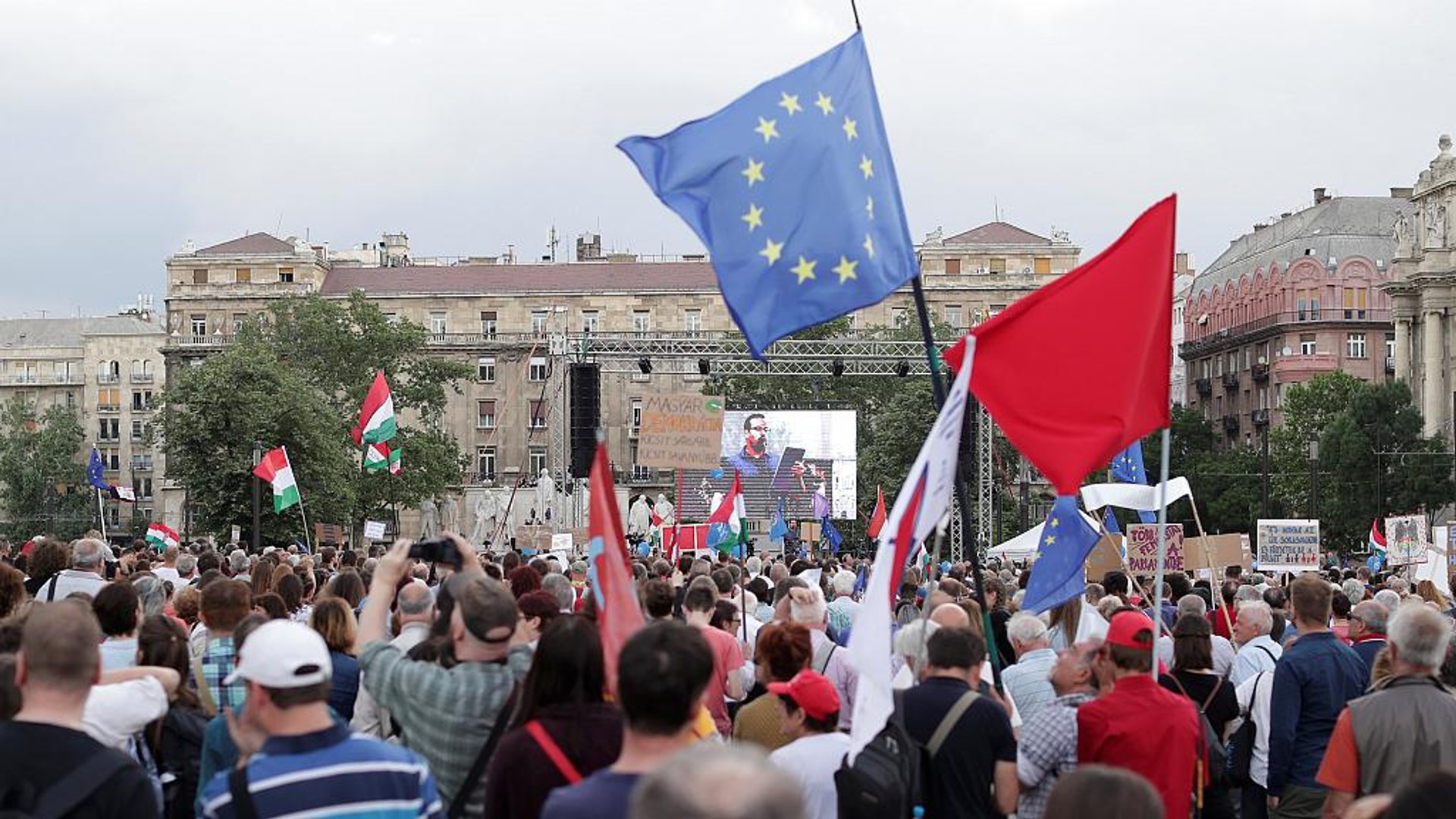⁣Ungheria, ancora proteste contro Orban