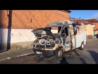 Ora News - Digjet furgoni në Korçë