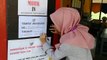 Petugas khas Suruhanjaya Pilihan Raya (SPR) melakukan persiapan terakhir di saluran mengundi di SK Balok Baru, Kuantan untuk hari pembuangan undi esok. - Video