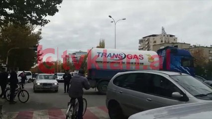 Autoboti perplas per vdekje burrin me biciklete te Brylli