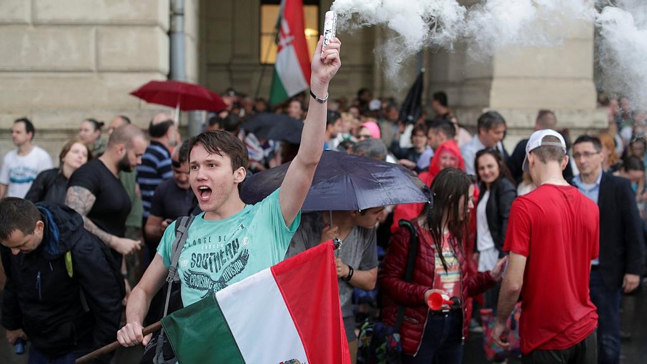 Le parlement prête serment, les Hongrois furieux