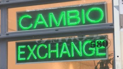 Argentina echa mano del FMI para lograr crédito que compense caída del peso