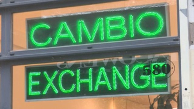 Argentina echa mano del FMI para lograr crédito que compense caída del peso