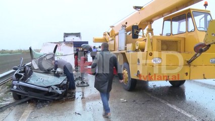 Mermeri i trajlerit ze poshte makinen