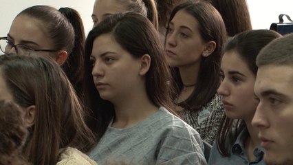 Ministri i Zhvillimit Ekonomik, Valdrin Lluka bashkëbisedoj me maturantët gjakovarë - Lajme