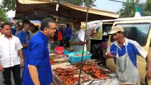 #Kangar Lintas langsung lawatan Menteri Besar Perlis yang juga calon BN bagi DUN Bintong, Datuk Seri Azlan Man di tapak pasar malam Kampung Abi untuk mendapatka