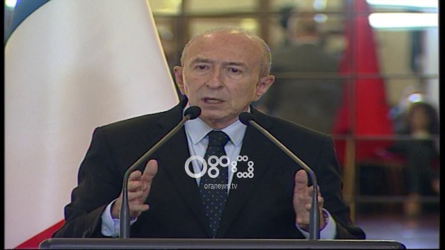Ora News- Ministri francez tregon rrugët si shqiptarët ikin në Francë për azil