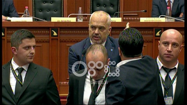 Ora News- Tension në Kuvend, Rama e quan llaxore Berishën, Ruçi përjashton Nokën