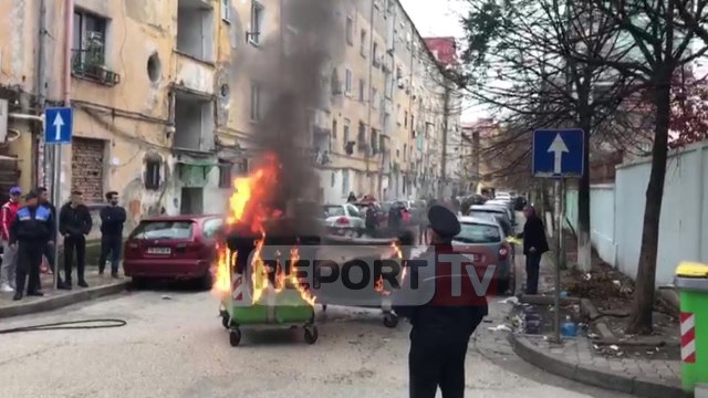 Report TV - Marrin flakë kazanët e mbeturinave pranë gjykatës së Tiranës