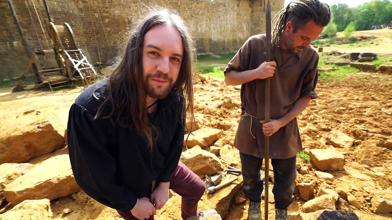 ILS CONSTRUISENT UN CHÂTEAU FORT COMME AU MOYEN ÂGE !