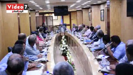 محافظ أسوان يجتمع برؤساء الشركات لبحث منظومة التأمين ضد الحرائق