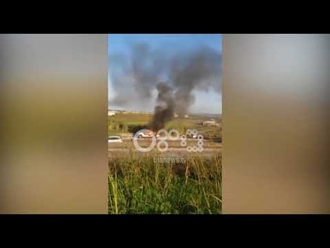 Ora News - Makina në ecje përfshihet nga flakët në autostradën Tiranë-Durrës