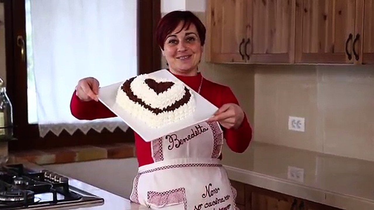 TORTA FURBA PANNA E CIOCCOLATO Ricetta facile - Chocolate Heart Cake Easy Recipe