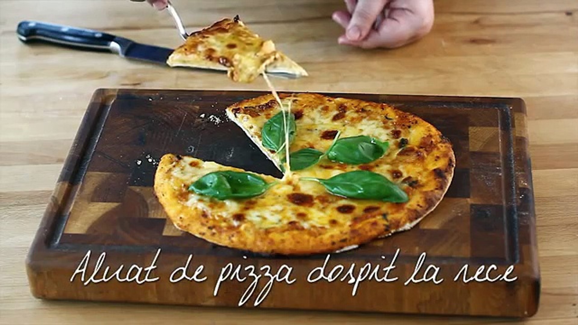 Aluat De Pizza Pentru O Pizza Cu Blat Subțire și Ușor Crocant