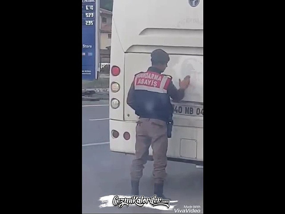 Aracın Arkasında Tozlanan Atatürk Kabartmasını Elleriyle Temizleyen Aslan Parçası