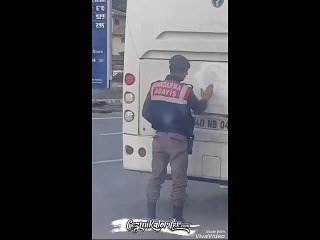 Aracın Arkasında Tozlanan Atatürk Kabartmasını Elleriyle Temizleyen Aslan Parçası