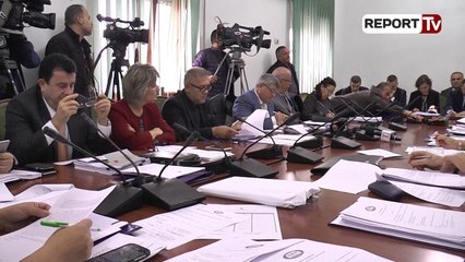 Report TV - Arsimi,Sindikatat përplasen me Ministrinë:Rrini vetëm mbyllur