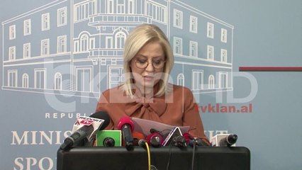 Mesuesi demokrat shkarkon Drejtorin e Arsimit