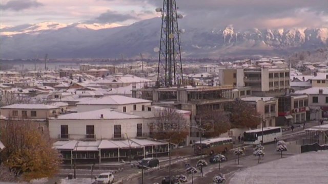 Bora mbulon Korçën, në disa zona trashësia 30 cm - Top Channel Albania - News - Lajme