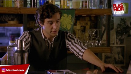 Junior y Blas charlan en el bar