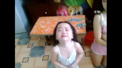 Bé gái 3 tuổi vừa khóc lóc vừa ‘cãi tay đôi’ với bố, càng nói càng bất ngờ vì quá đáng yêu