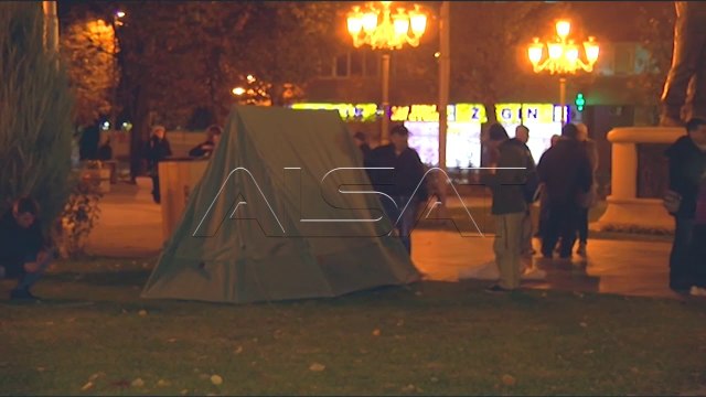 Здружението Македонски национален совет постави шатори пред Собрание