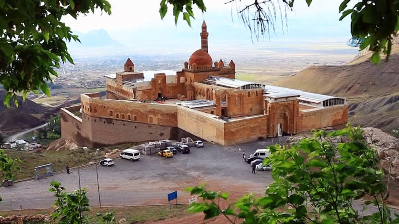 Doğubayazıt Ahmed-i Hani Meslek Yüksek Okulu öğrencileri mezuniyet sevincini Tarihi İshakpaşa Sarayı’nda düzenlenen konserle kutladı