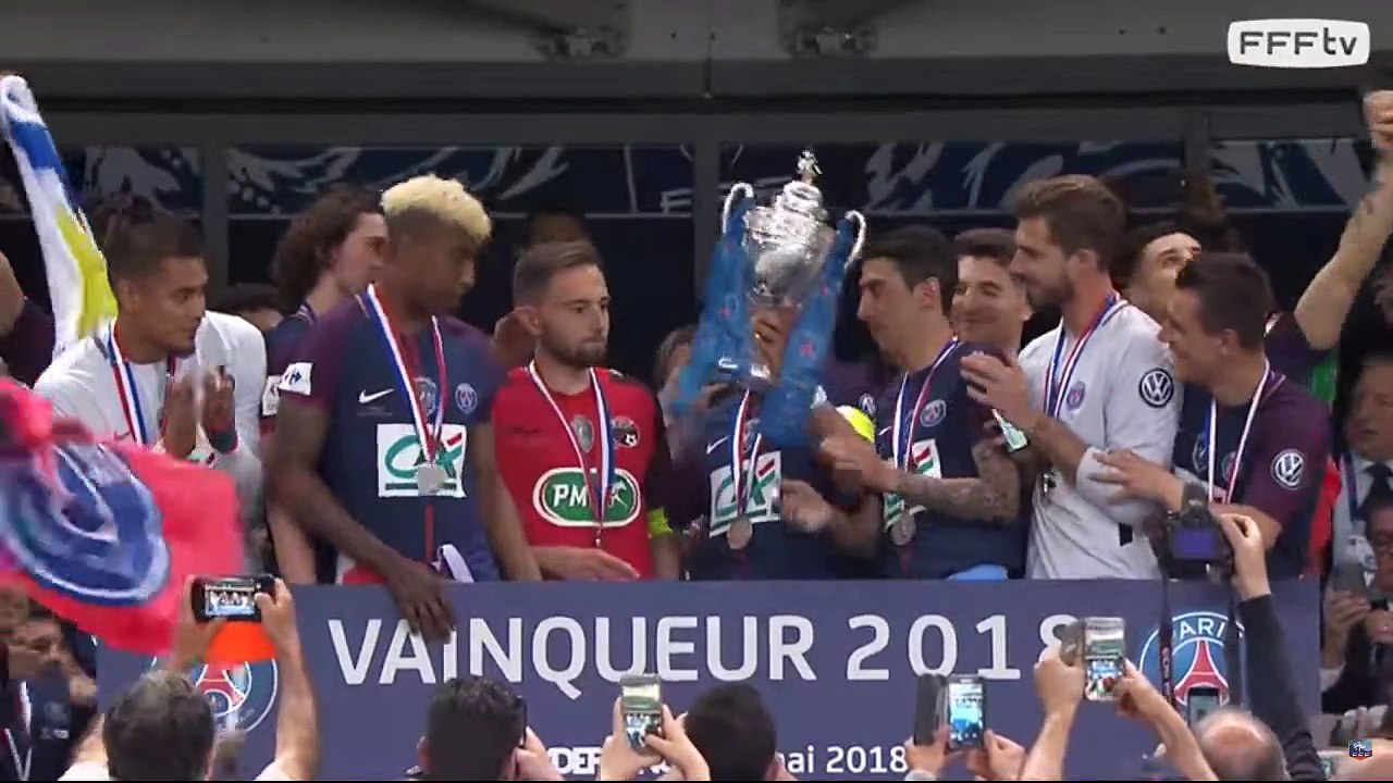 ZAJEDNO PODIGLI PEHAR KUPA: Kapiteni Pariz Sent Žermena i Lez Erbjea zajedno na podijumu