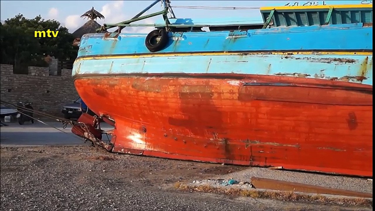 Μεγάλος φορτωτής  ανασύρει με τη χούφτα του σαπιοκάραβο στο Κ. Πύργο