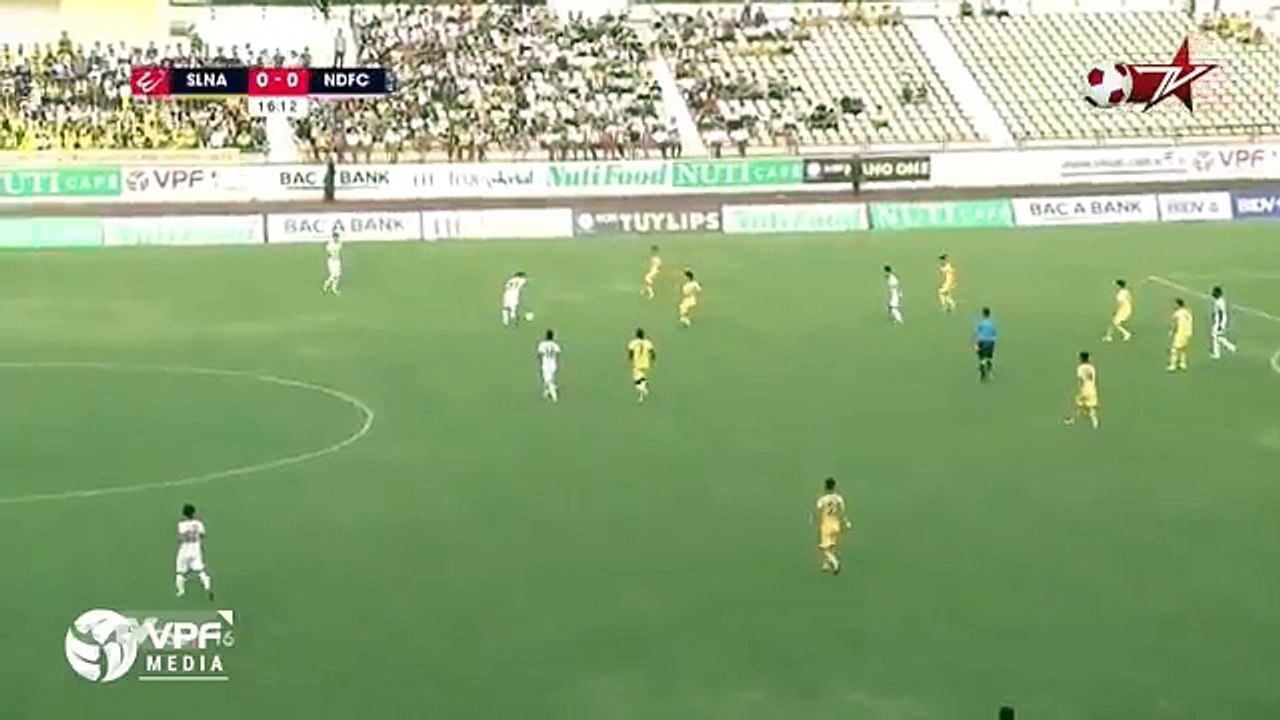 Pha bóng bỏ lỡ của Phạm Văn Thuận ghi bàn vào lưới SLNA Vòng 7 VLeague 2018