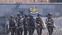 La Policía negocia con rehenes tras un motín en una prisión en Indonesia