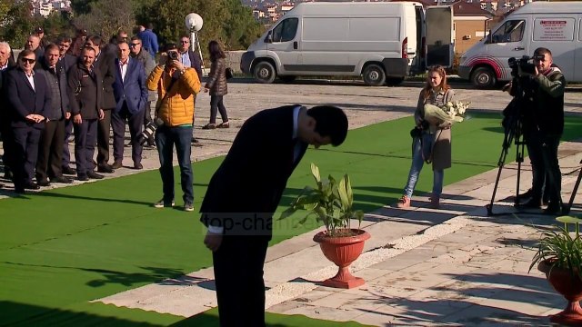 Përfaqësues të opozitës homazhe në Varrezat e Dëshmorëve - Top Channel Albania - News - Lajme