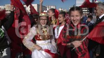 Dita e Pavaresise, Tirana ngre Flamurin