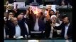 En Iran, des députés brûlent un drapeau américain en plein Parlement