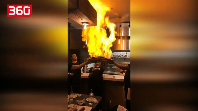 Kamarierët mundohen të japin spektakël para klientëve të tyre, gjërat nuk shkojnë sipas planit (360video)